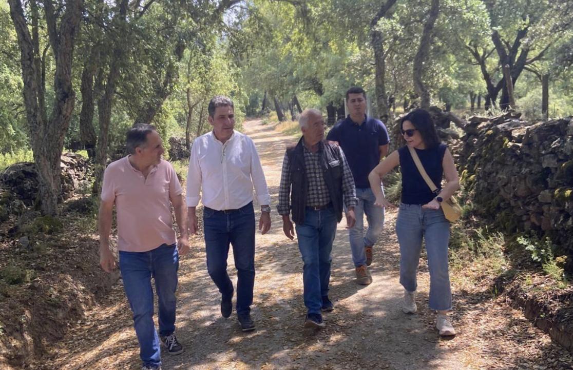 Álvaro Burgos, en un camino rural de Almonaster la Real. - J.A.