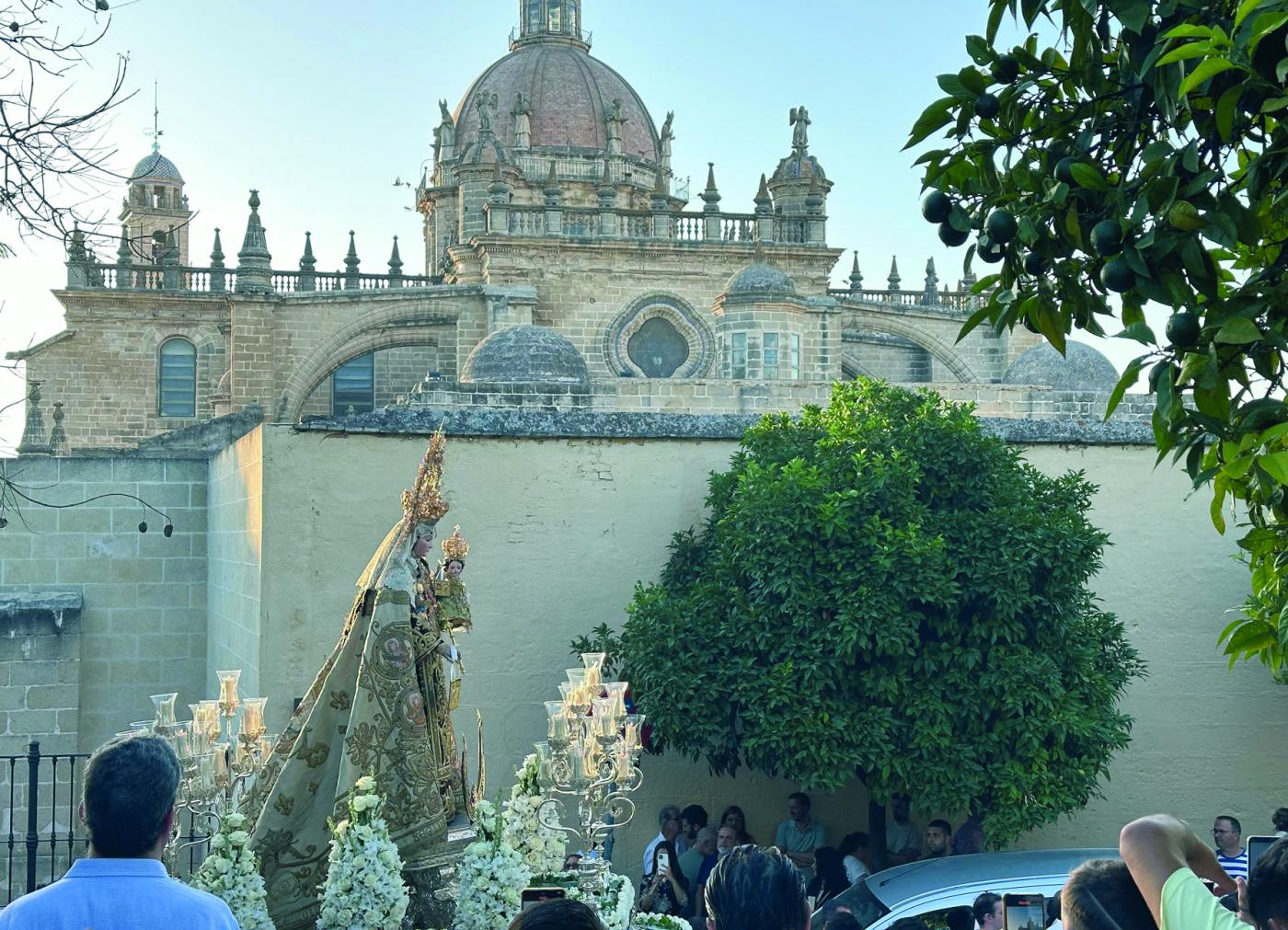 El Carmen clausura el centenario de su coronación de la mejor manera posible