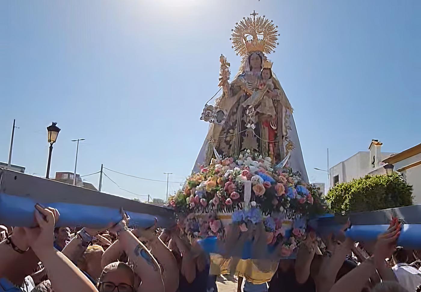 La Línea recupera la parte marítima de la procesión del Carmen, que desfila con esplendor
