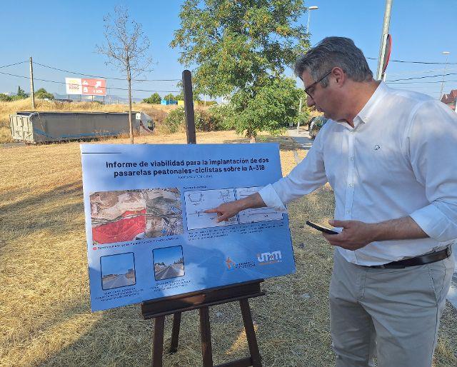 El alcalde muestra el cartel con el proyecto.  - 