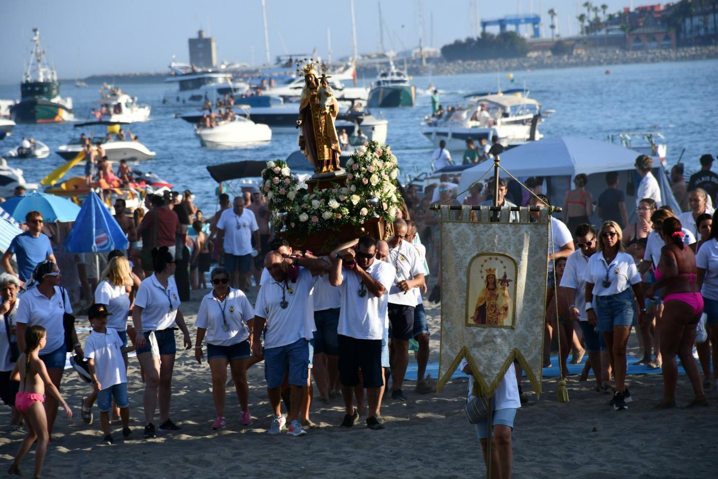 Celebración del Carmen en Torreguadiaro. - AI