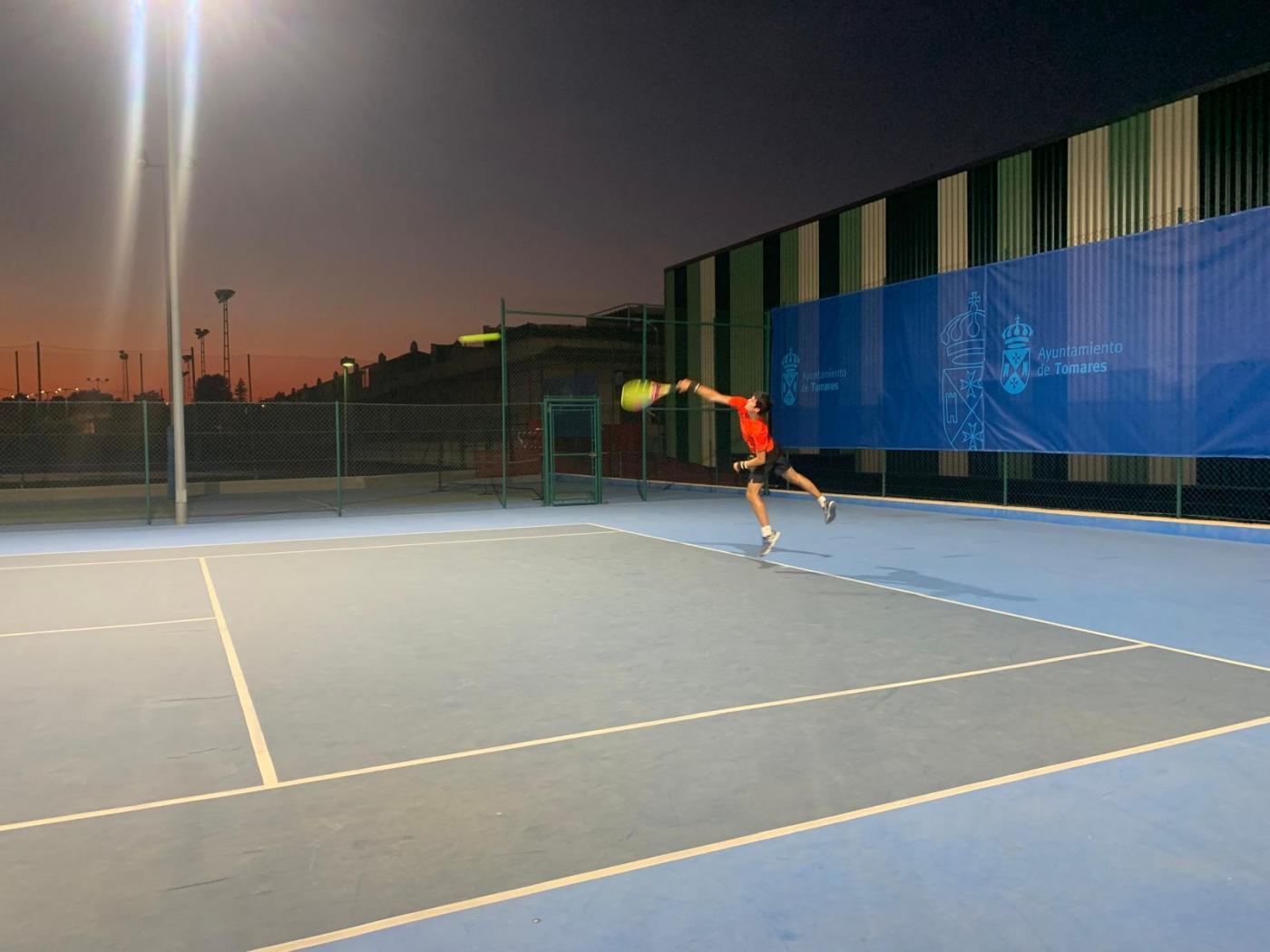 Tomares acoge la III edición del Torneo de Verano Benéfico de Tenis y Pádel