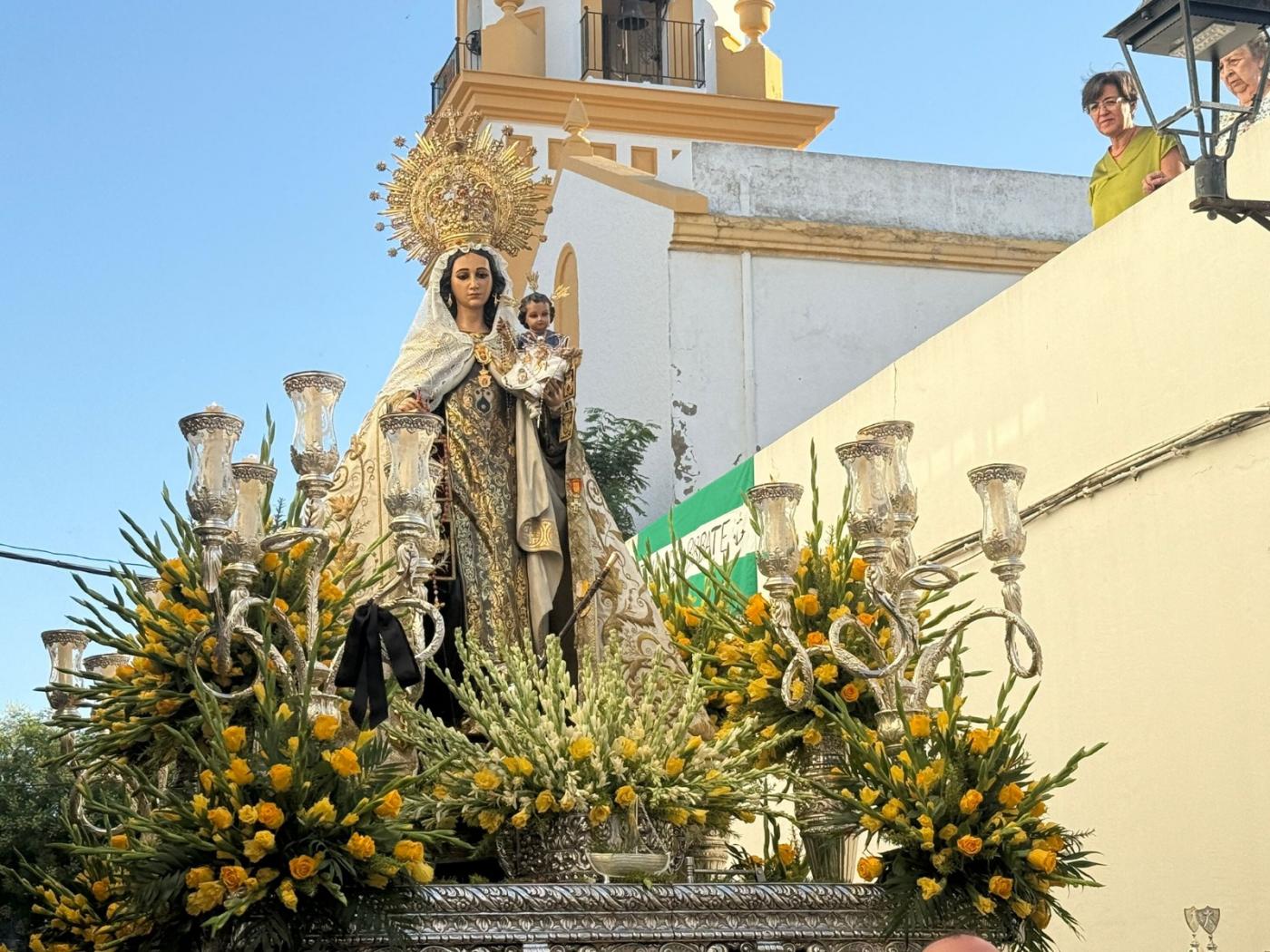 El fervor del pueblo de Barbate acompaña a la Virgen del Carmen por tierra y mar en su día