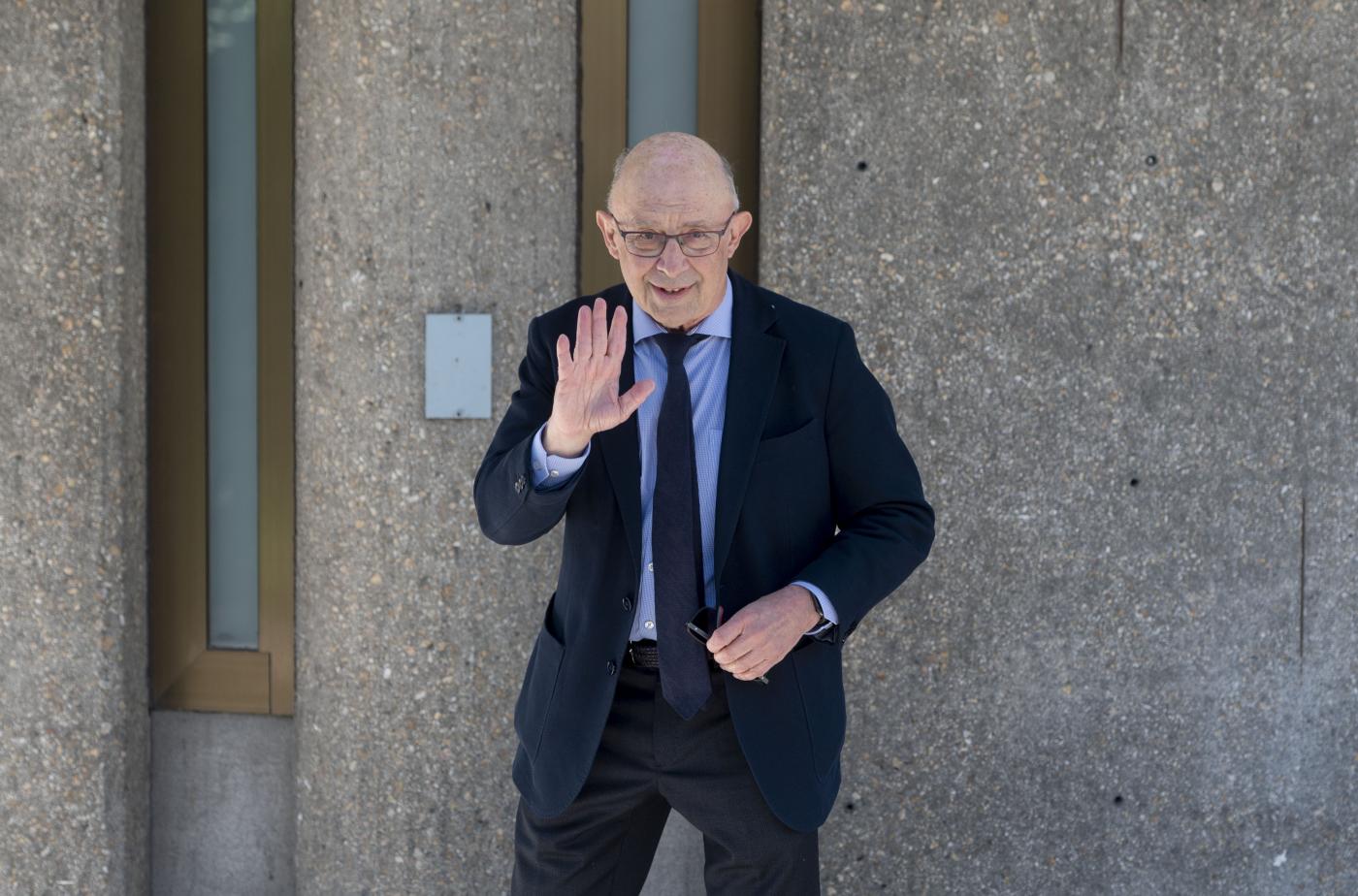 El PP anuncia que el exministro Montoro deja el PP tras su imputación