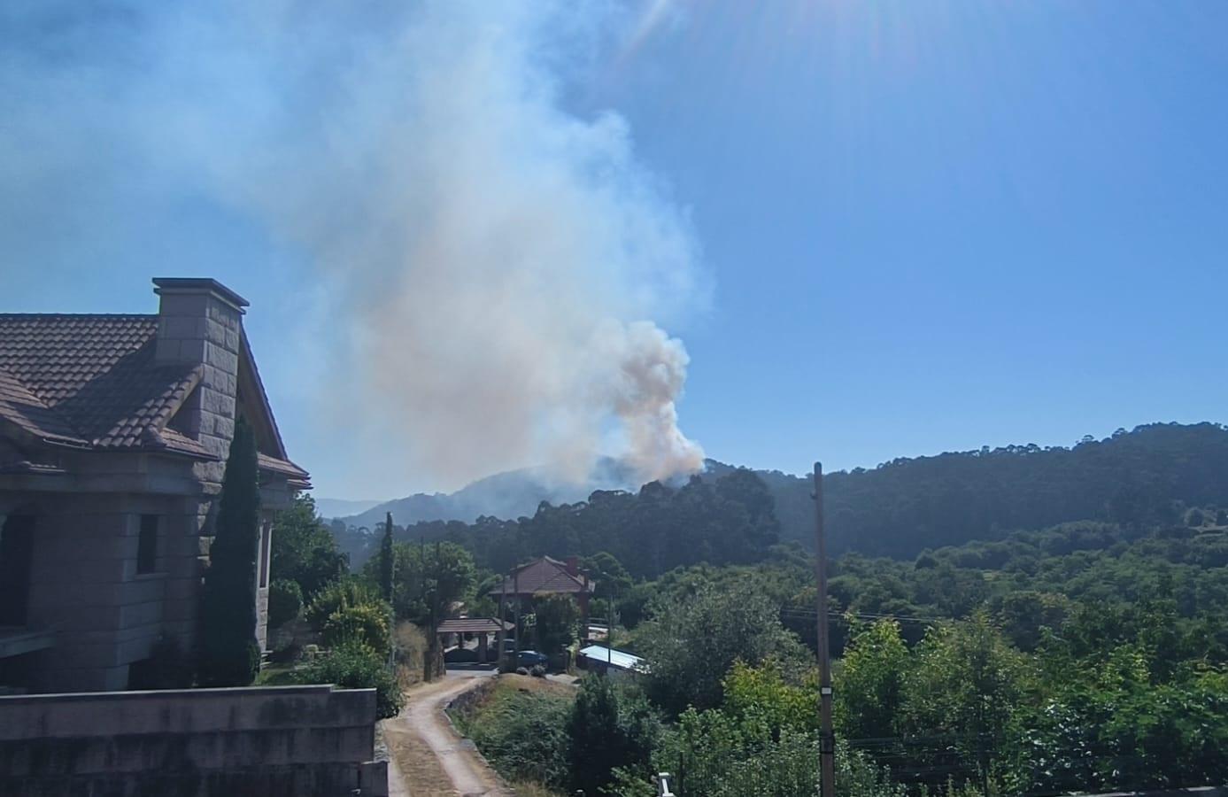 Controlado el incendio forestal de Pontevedra, que afecta a unas 80 hectáreas
