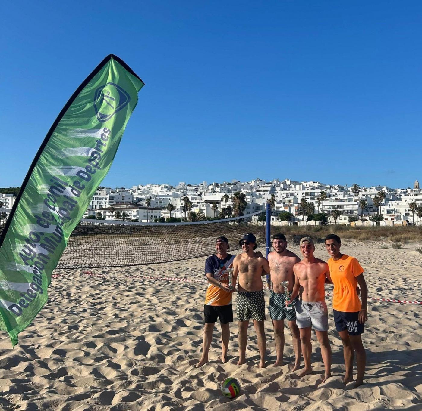 Pádel playa, fútbol y más actividades deportivas esta semana en la playa de Los Bateles
