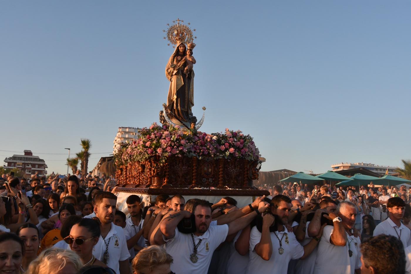 La Virgen del Carmen volvió a abrazar a su pueblo en una procesión cargada de emoción y fe