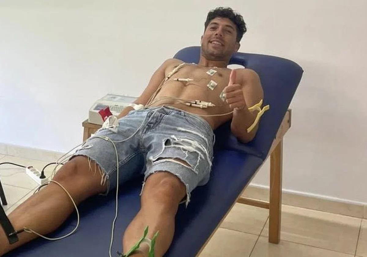 Pepe Mena pasando el reconocimiento médico. - CLUB
