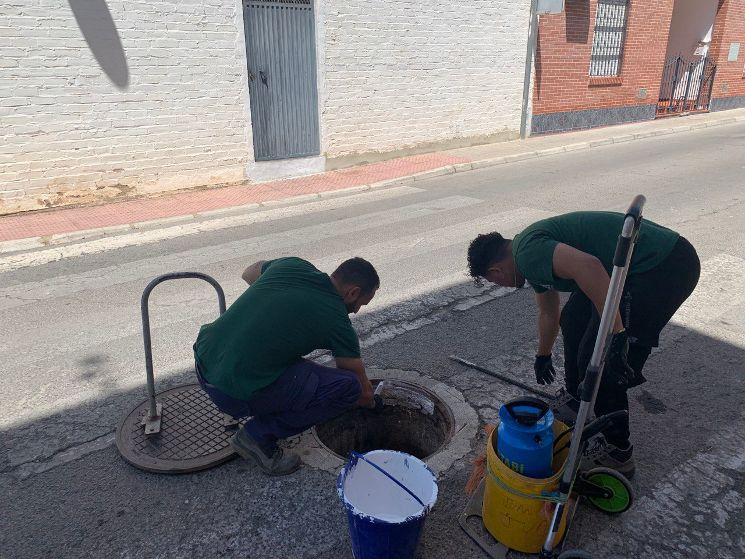Operarios trabajando en una alcantarilla. - 