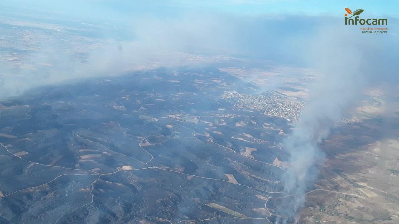 26 medios trabajan en la extinción del fuego de Méntrida, que sigue en nivel 2