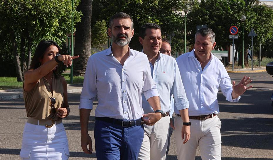 Fernández-Pacheco, durante su visita la Ifapa. - AI