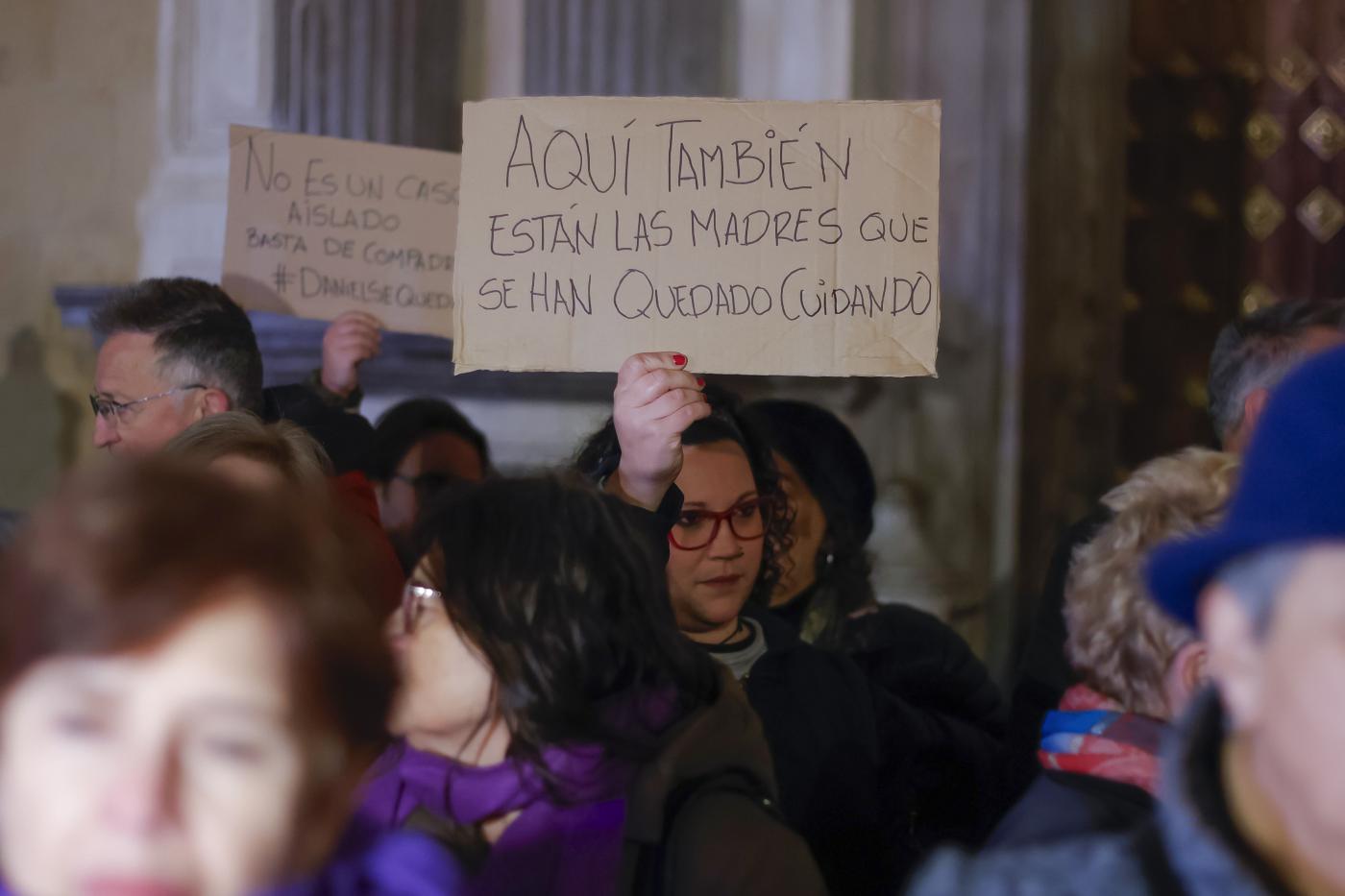  Recogen firmas en Internet contra la entrega al padre del hijo menor de Rivas