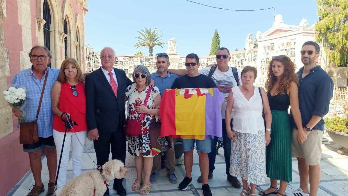 Los familiares con los restos.  - A.I.