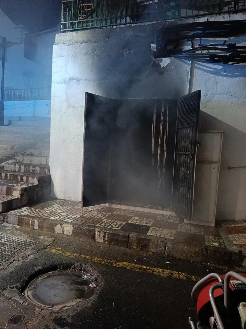 Calcinado un centro de transformación de electricidad en Pinos Puente por sobrecarga