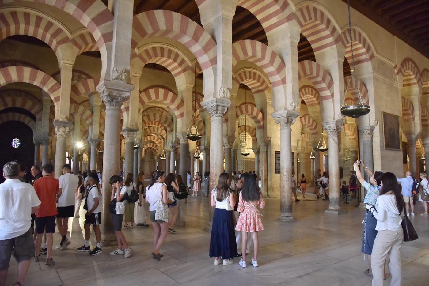 Turistas visitando la Mezquita-Catedral de Córdoba. - AI