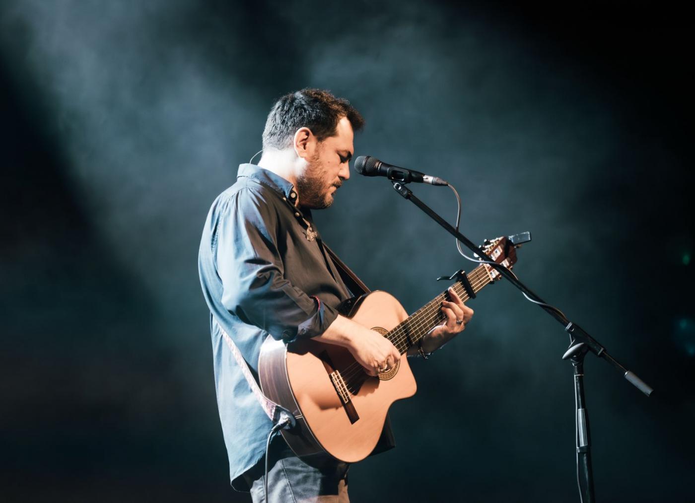 Ismael Serrano emociona en Cádiz con un concierto íntimo y cercano