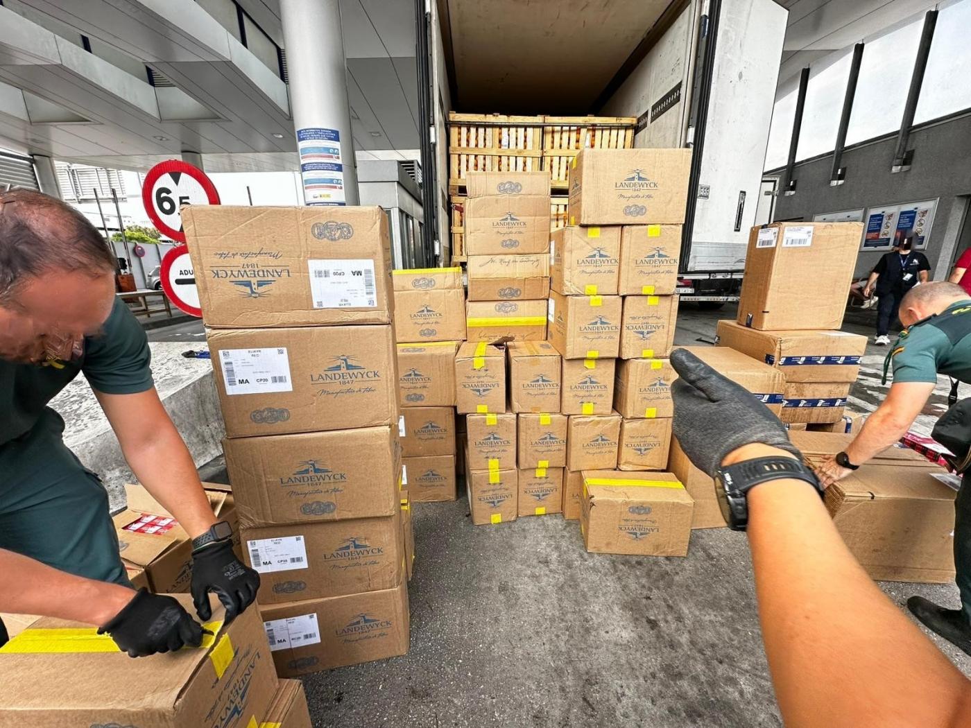 Tabaco de contrabando intervenido en Algeciras. - AI