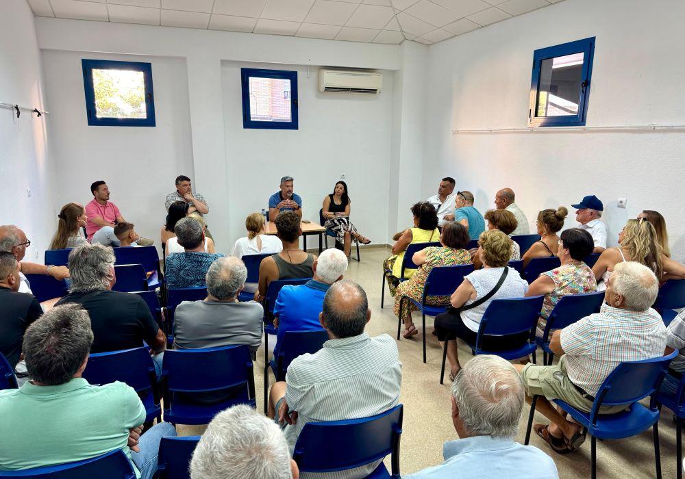 El alcalde de Rota se reúne con los vecinos de las 512 para abordar las obras