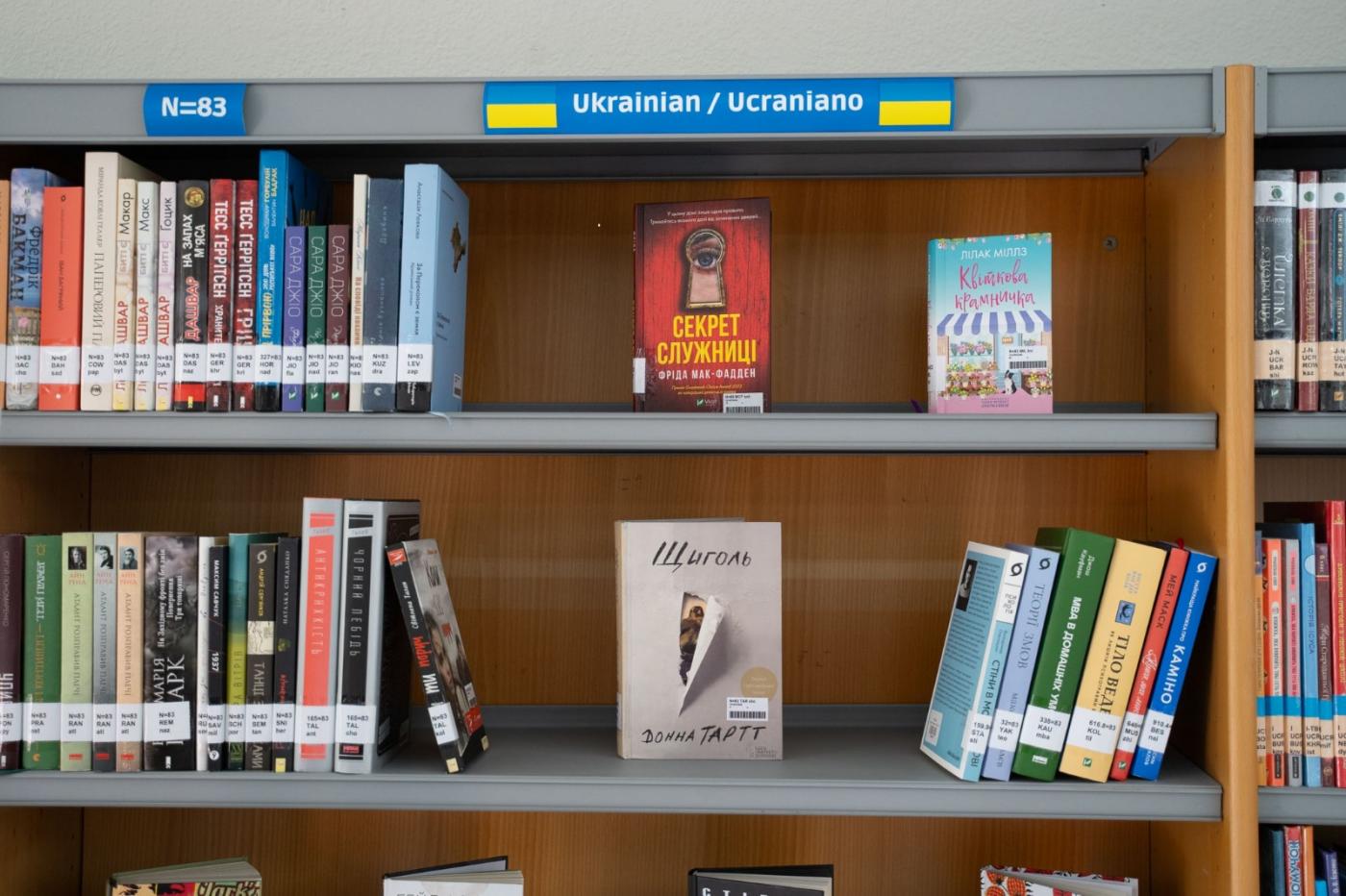 Libros en ucraniano en la biblioteca de Arroyo de la Miel. - 