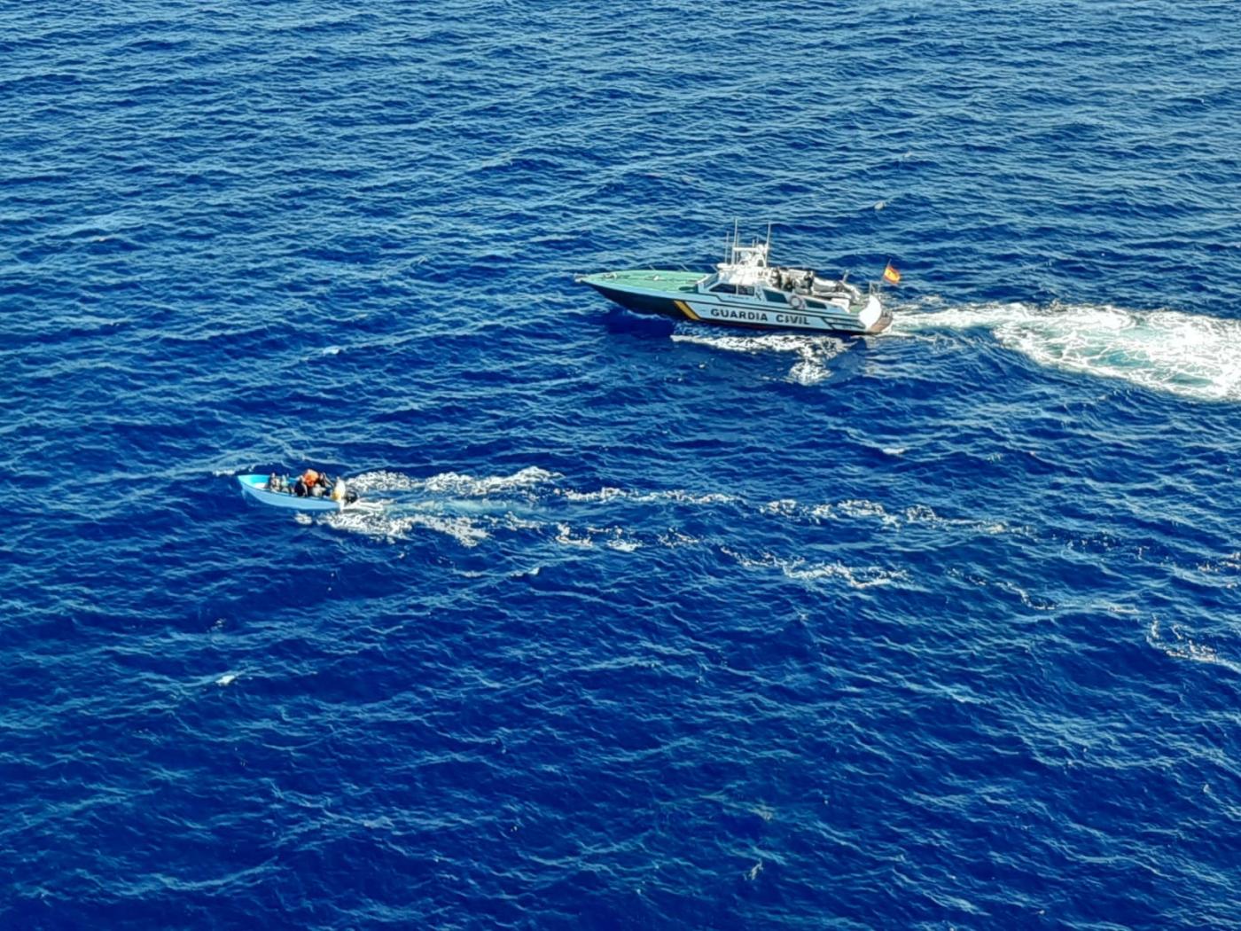 Rescatan a 23 migrantes en una patera cerca de Cabrera
