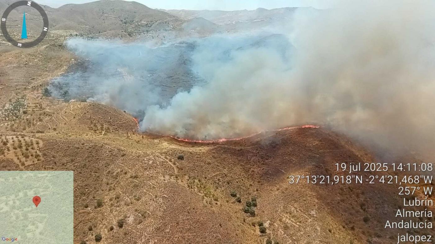 Siguen las labores contra el incendio de Lubrín con 7 aeronaves y 14 grupos de bomberos 