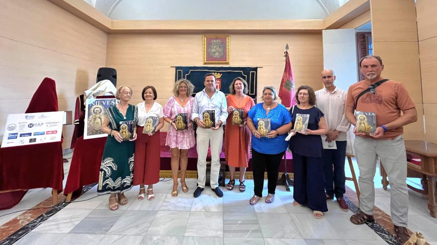Foto 'de familia' durante el acto de presentación del boletín.  - AYUNTAMIENTO