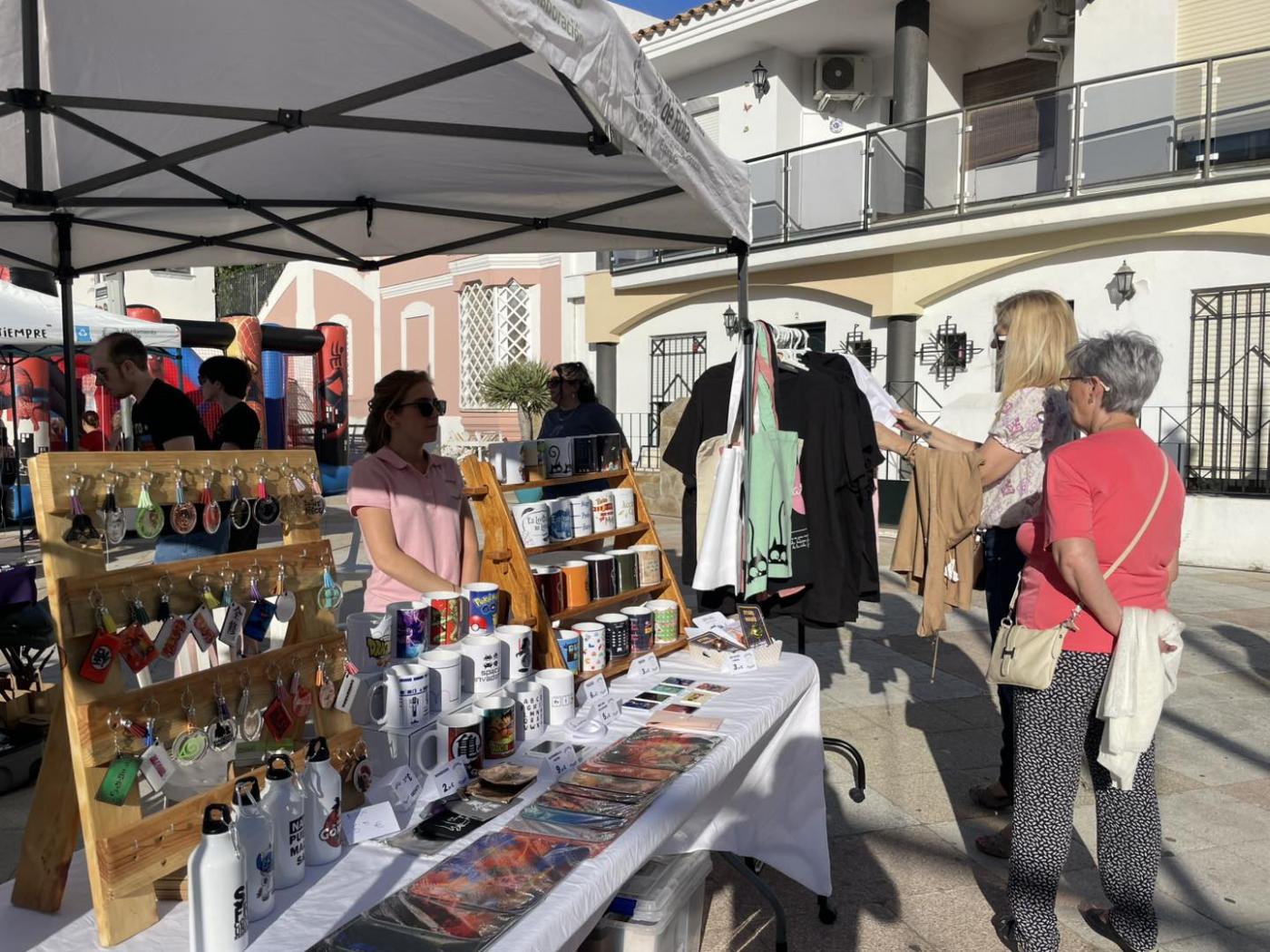 El Mercadillo Friki de verano reúne a diferentes generaciones en la Plaza de La Cantera