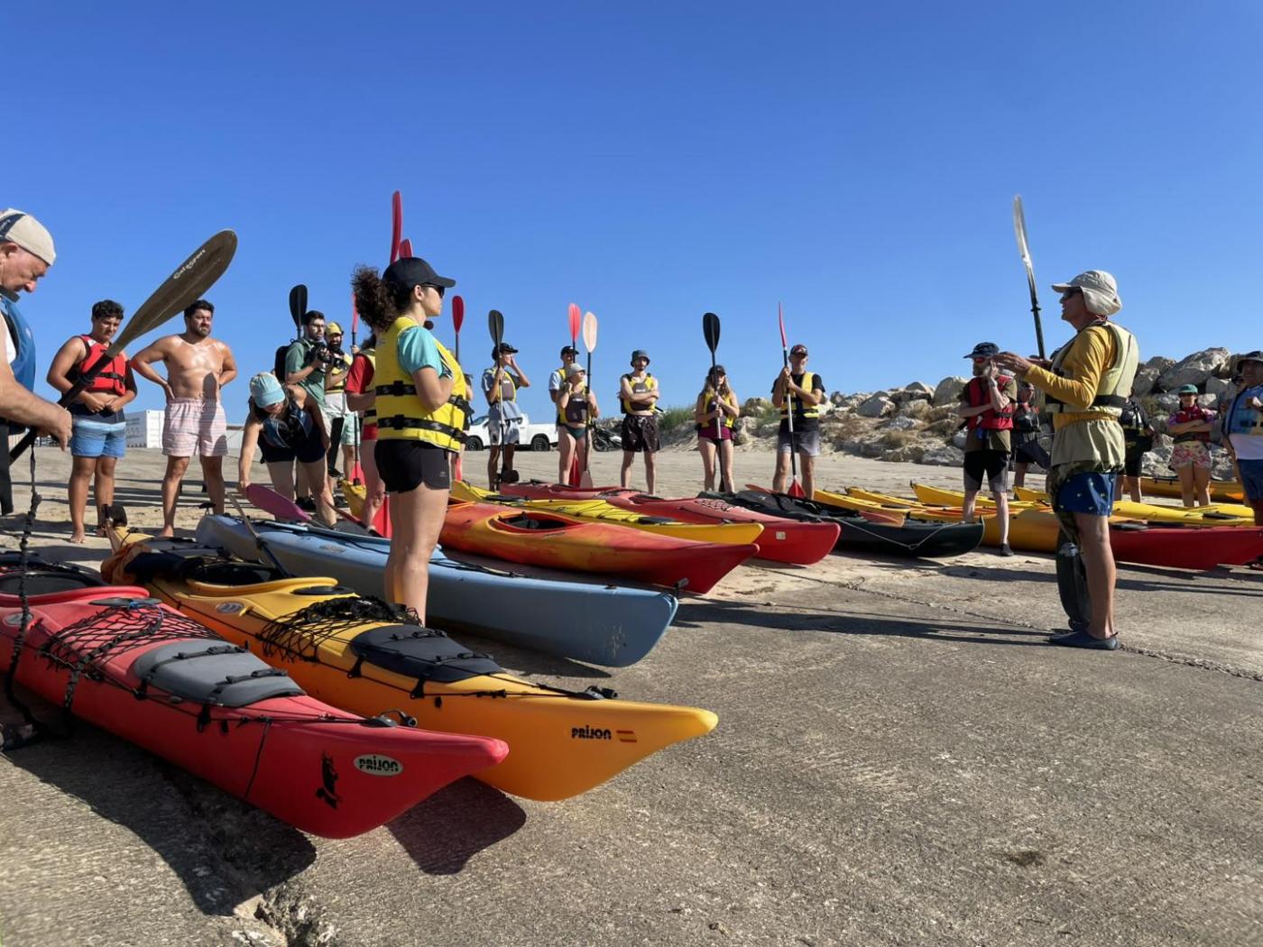 Aproximadamente una treintena de personas disfrutan de la Travesía en Kayak