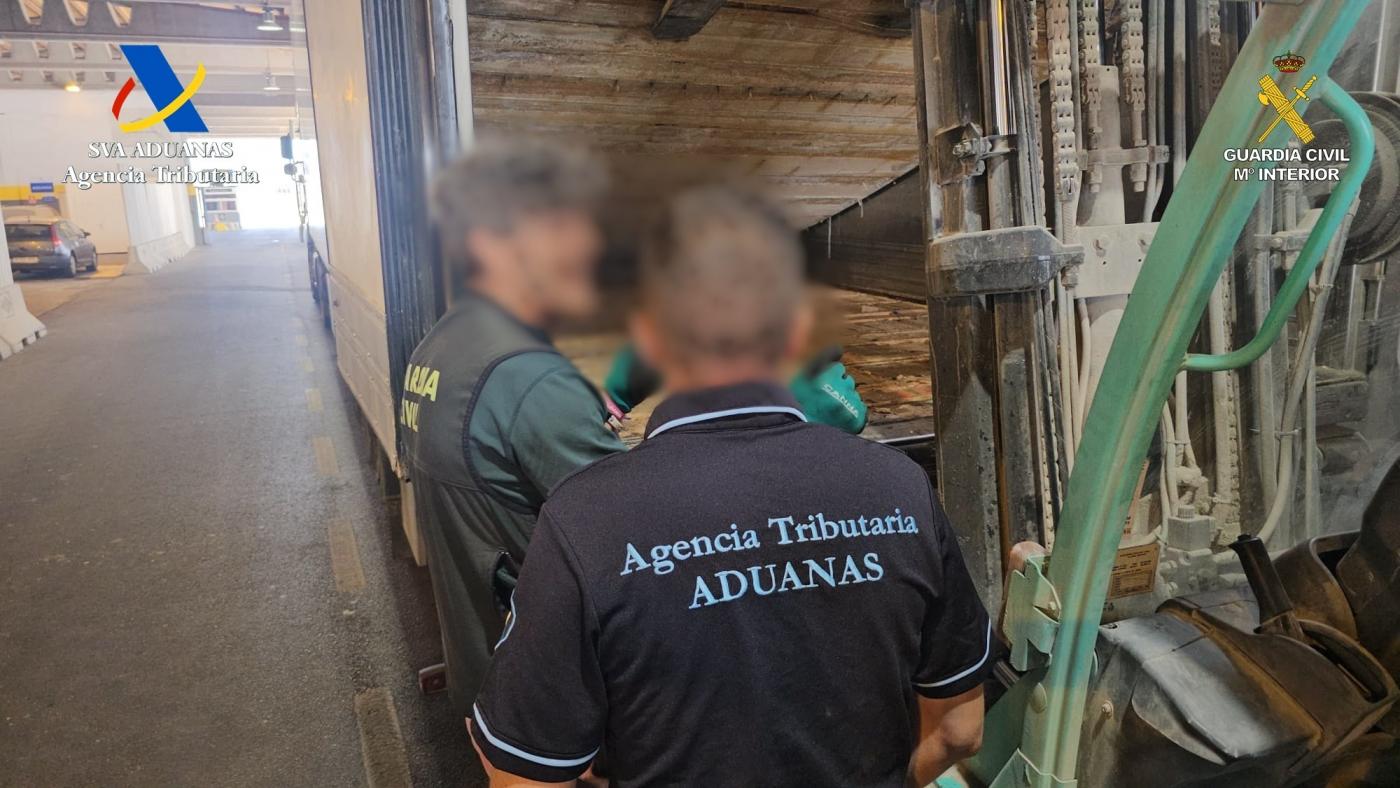 Efectivos de la Agencia Tributaria y la Guardia Civil. - Europa Press.