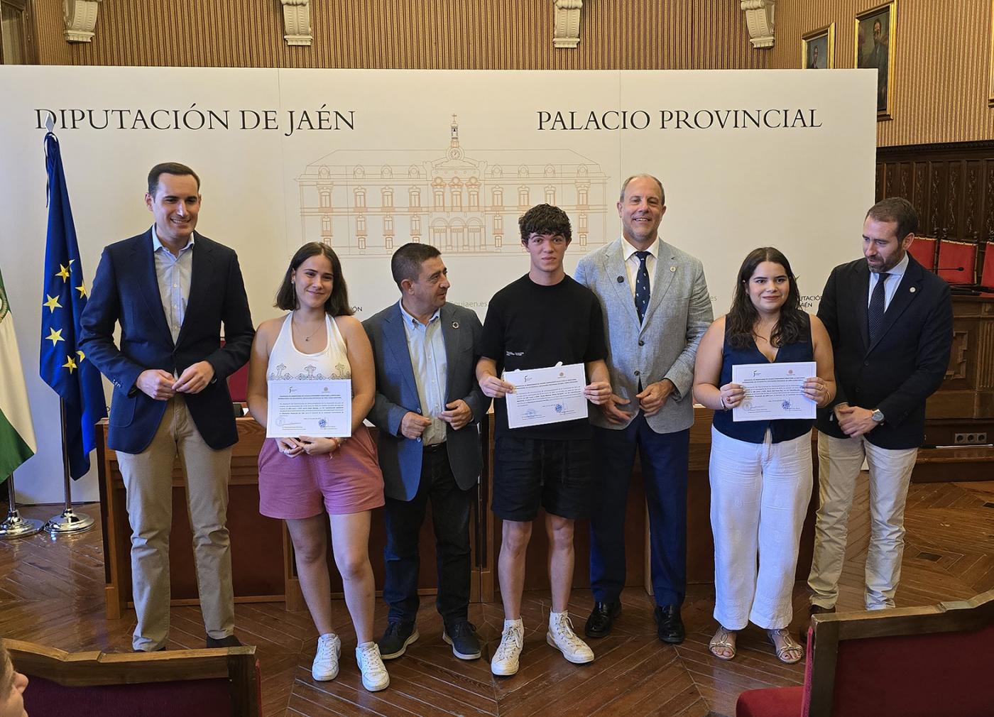 Alumnos muestran las becas junto a las autoridades. - UJA