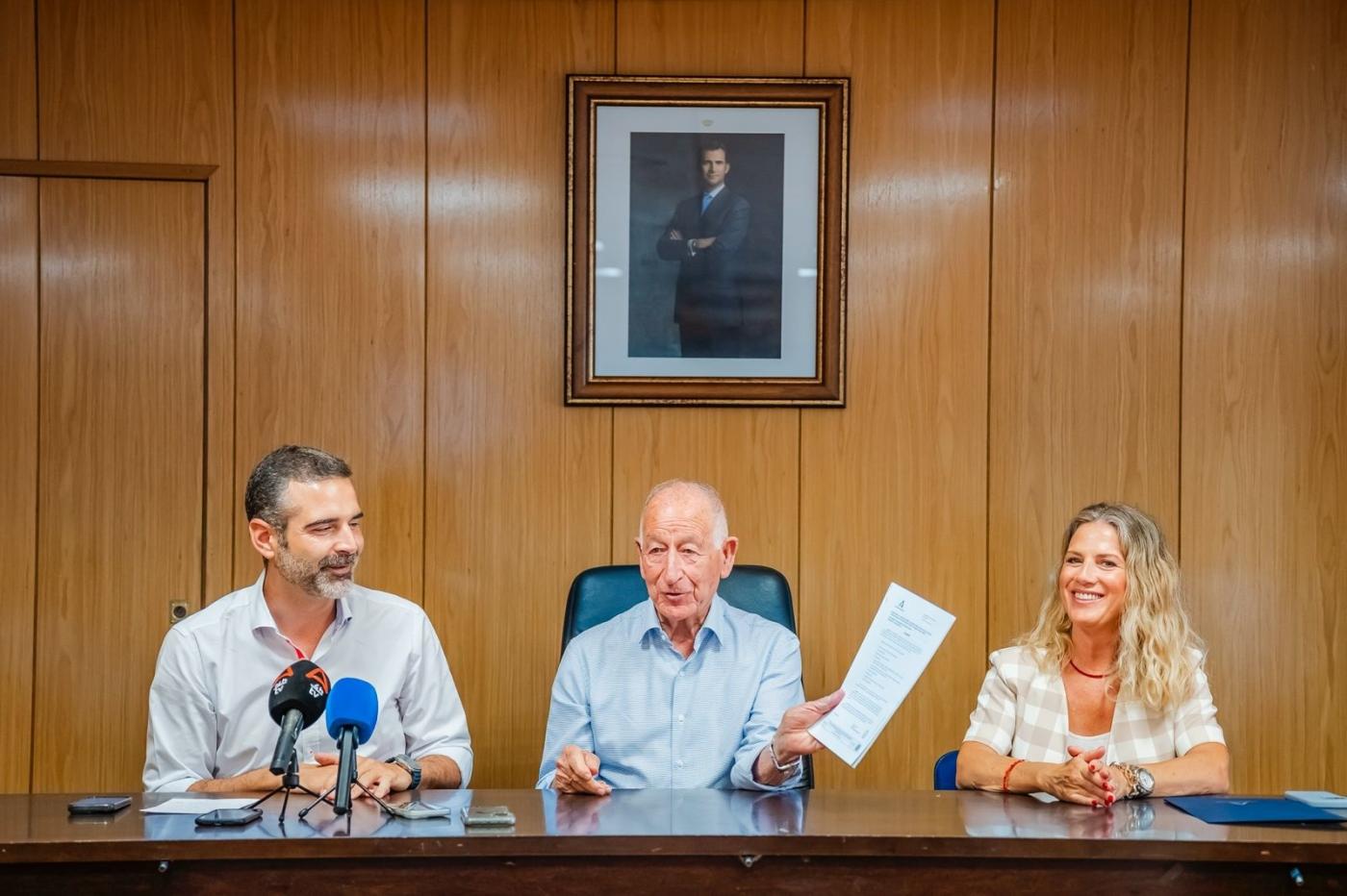 Entregan la concesión de agua desalada para abastecimiento por 20 años a Roquetas