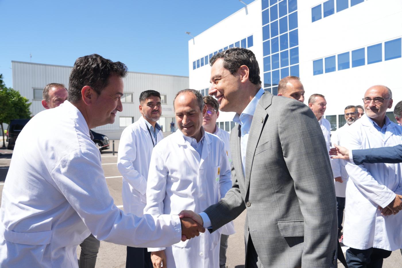 Visita de Juanma Moreno a Valeo. - Junta.
