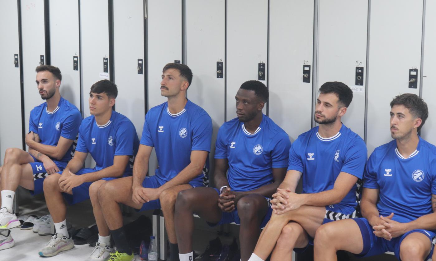 Momento de la charla dentro del vestuario del Xerez DFC. - xerezdfc.com