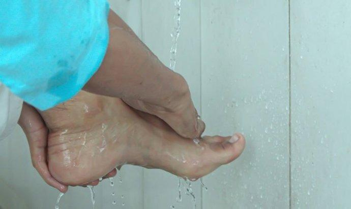 Lavarse los pies con sal y bicarbonato: por qué muchos lo hacen y qué efecto real tiene 