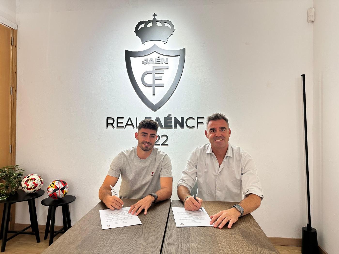 Fer firma su contrato junto a Fran Anera.  - Miranda López