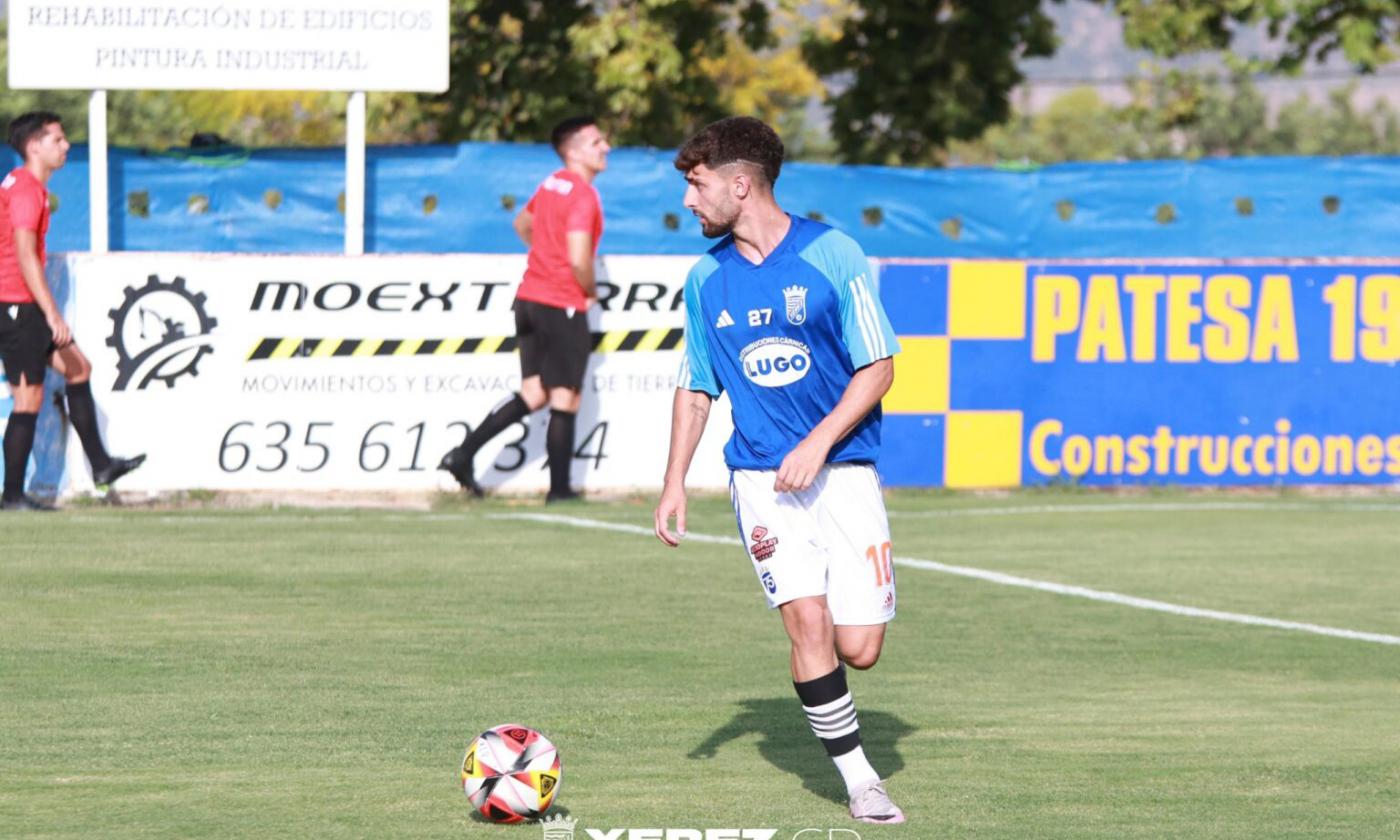 Adri Valiente, en el calentamiento de un partido del pasado verano. - Xerez CD