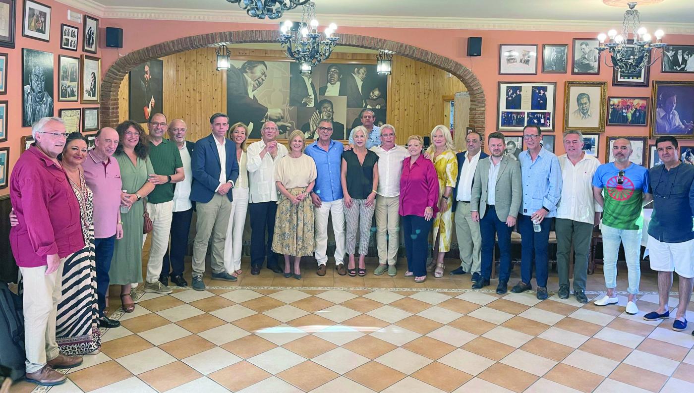 La consejera de Cultura en la Peña Fernando Terremoto - JG
