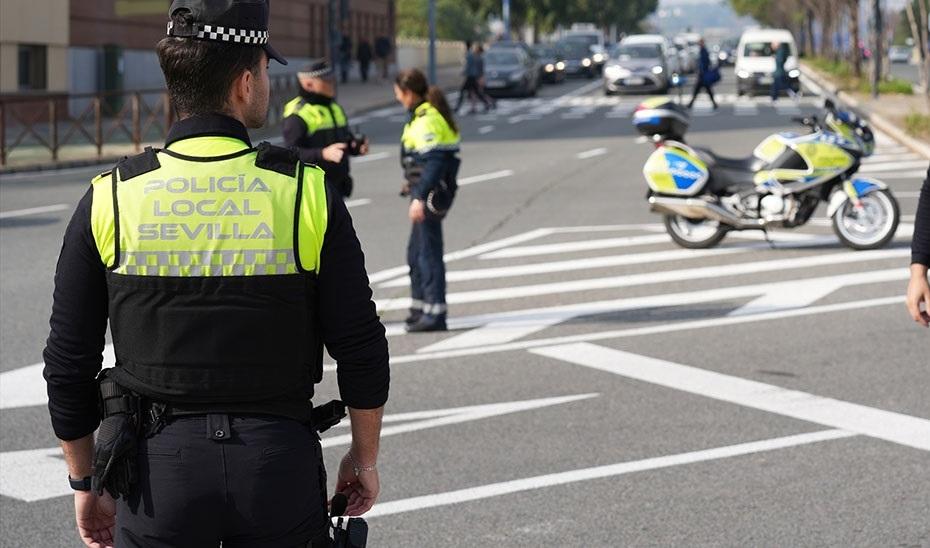 Deja a su hija de cinco años encerrada en el coche por 