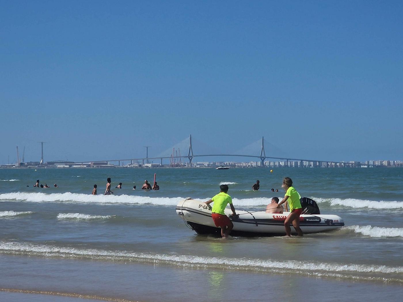 Protección Civil realiza un simulacro de rescate en la playa de Valdelagrana 
