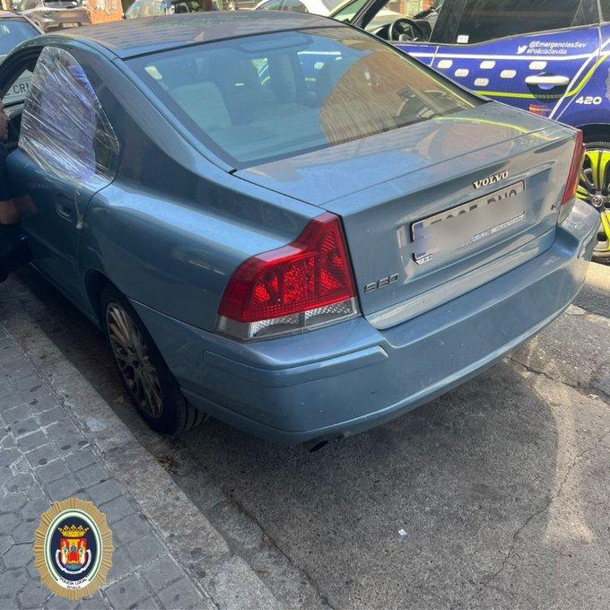 Deja a su hija de cinco años encerrada en el coche por 
