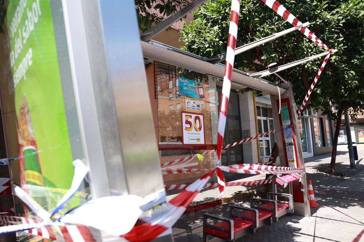 Varios heridos leves tras el impacto de un bus de Tusam contra una parada de José Laguillo