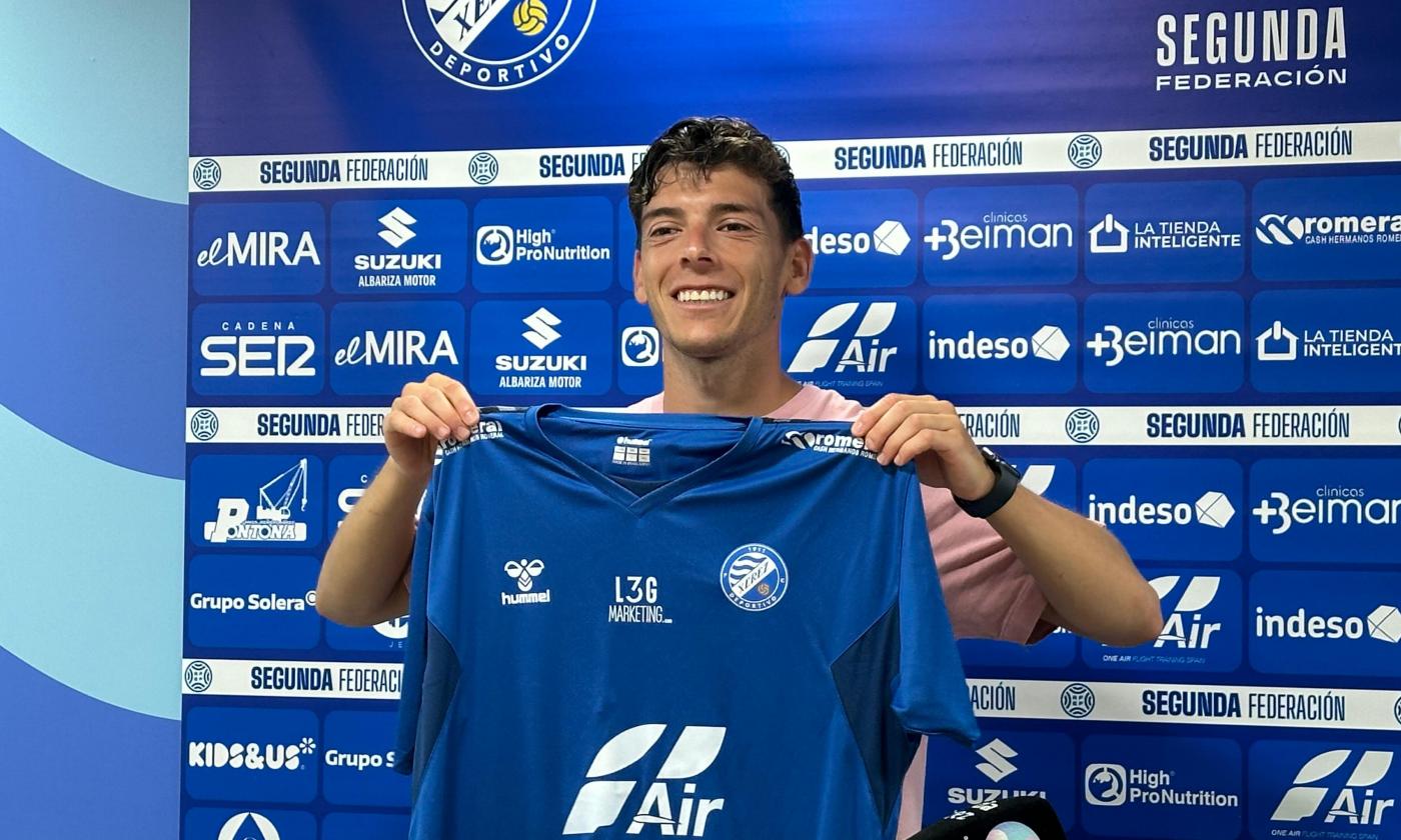 Juanjo Mateo posa con la camiseta de pretemporada del Xerez DFC. - Viva Jerez