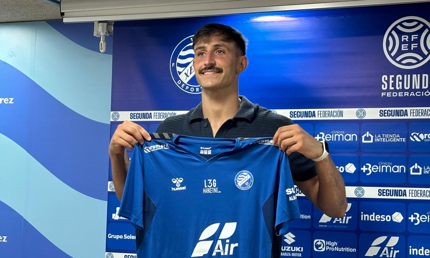 Mauro Lucero posa con la camiseta de pretemporada del Xerez DFC. - Viva Jerez