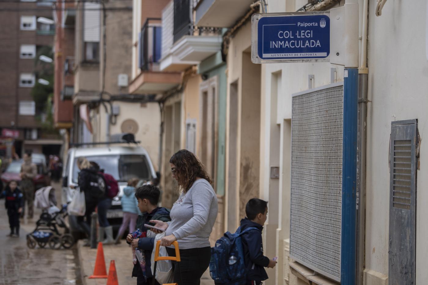 Una madre con dos niños a la salida del colegio. - Europa Press.