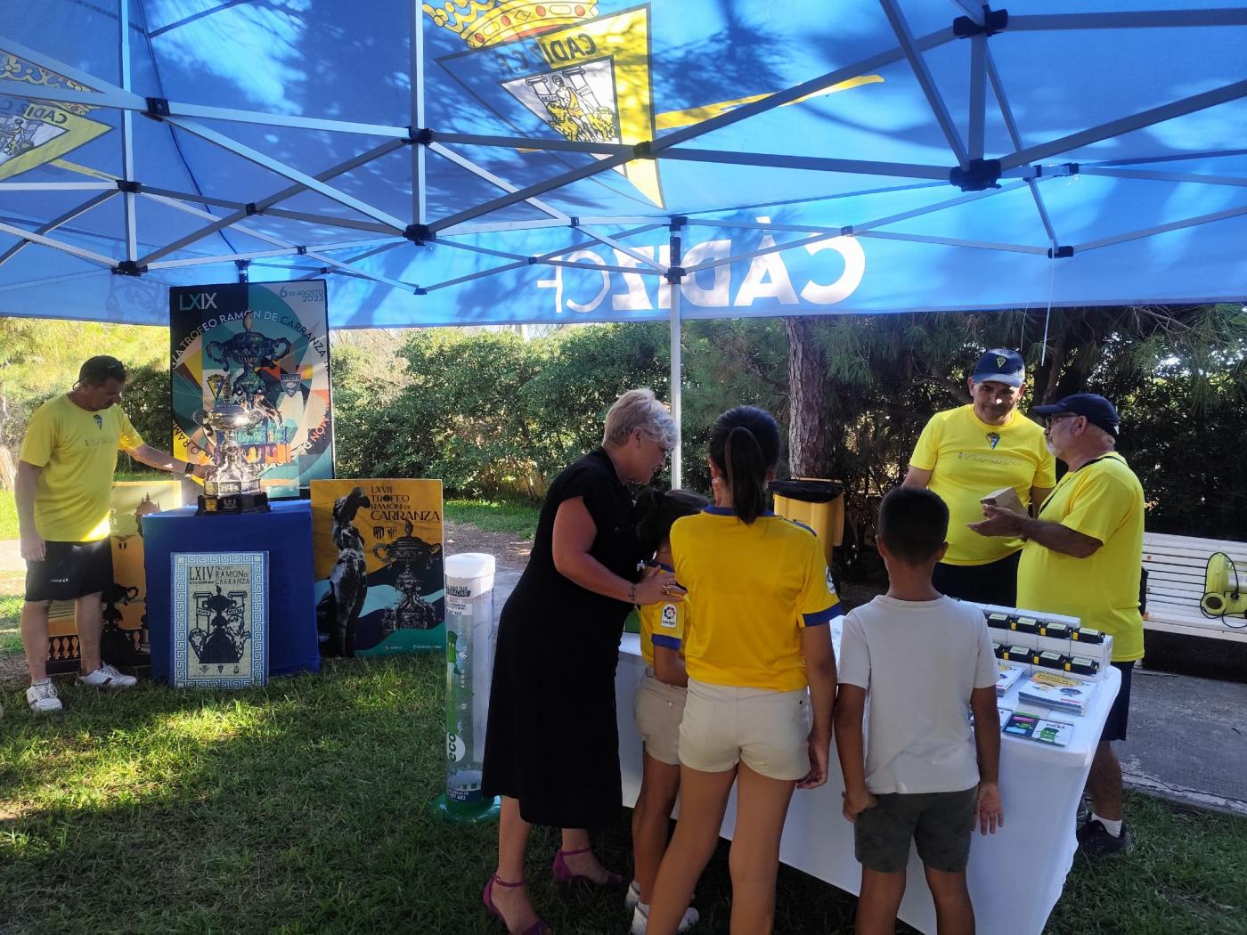Cádiz CF Fundación se acerca a la localidad con sus ‘Playas Azules y Amarillas’