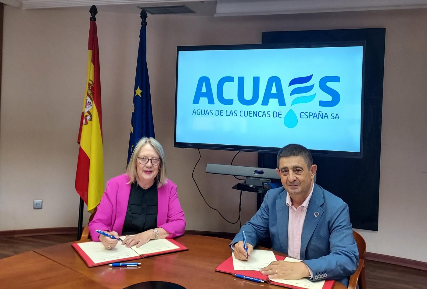 Rosa Cobo y Francisco Reyes tras la firma del convenio. - Diputación.