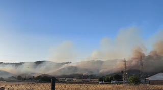 El incendio forestal del Castillo de la Albaida está perimetrado pero no controlado