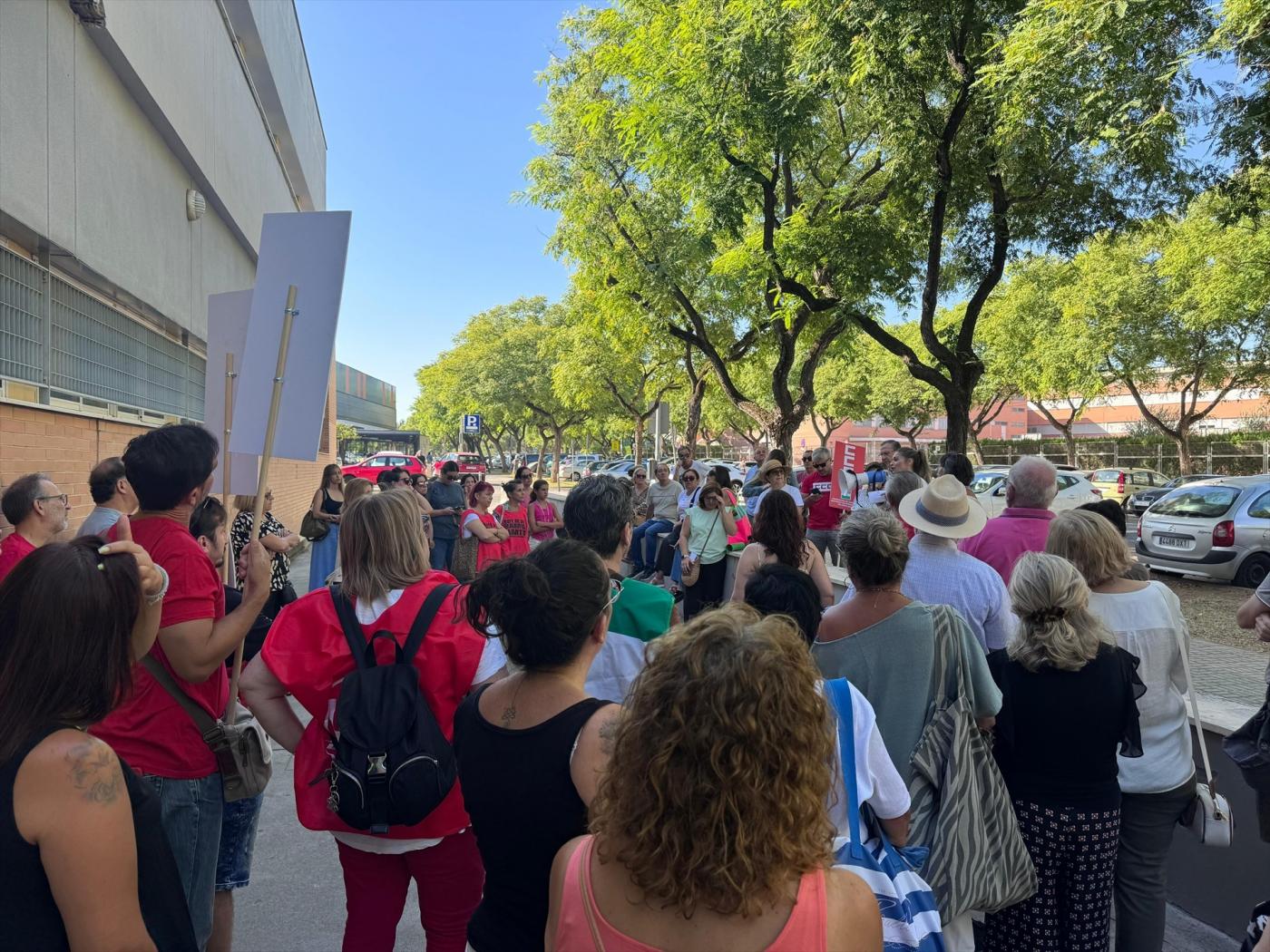 Vecinos protestan por el traslado de pediatras del centro de salud Puerta Este en Sevilla