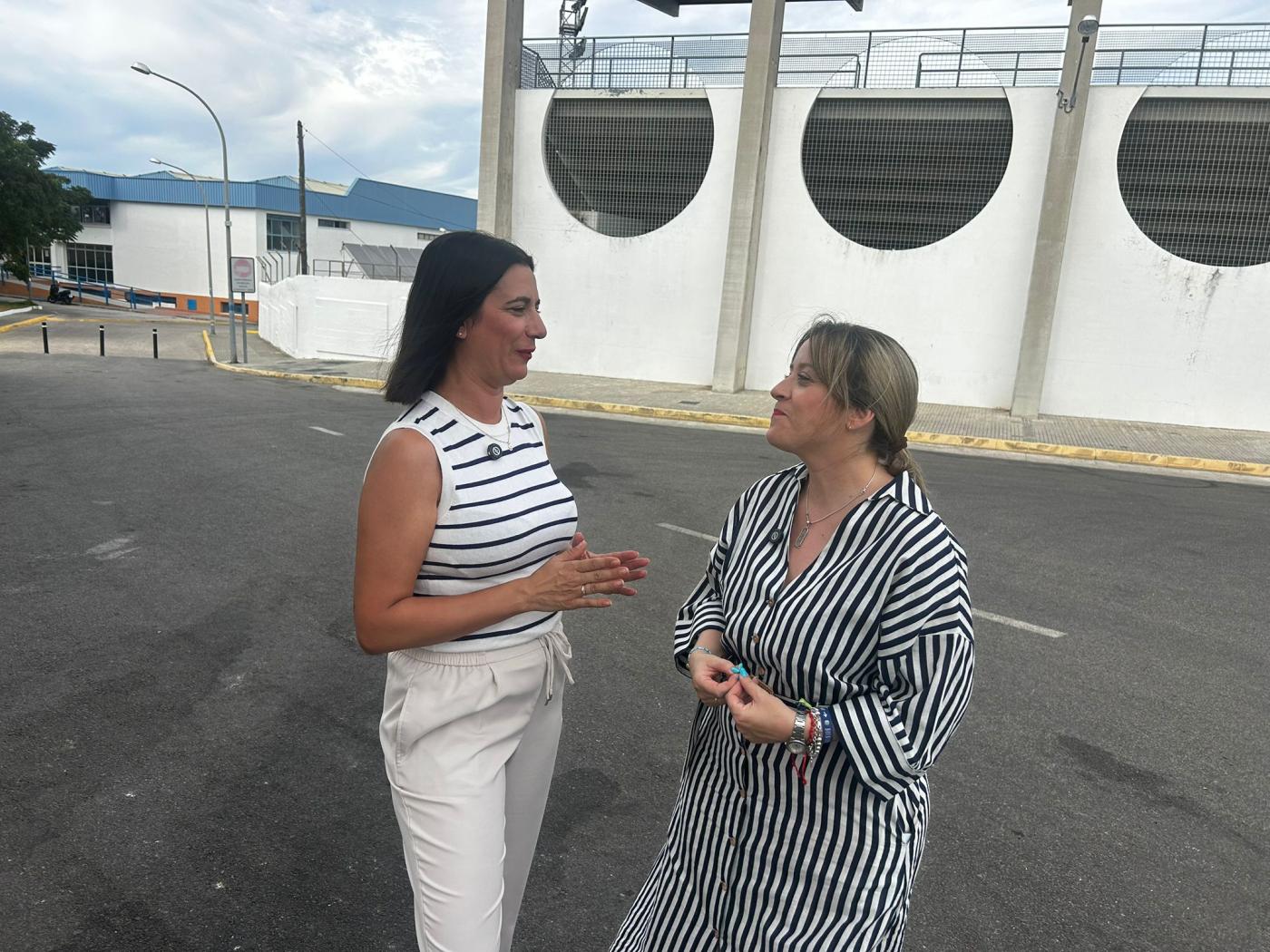 Saray Soria y Cristina Saborido a las puertas del estadio de fútbol.  - PANAL