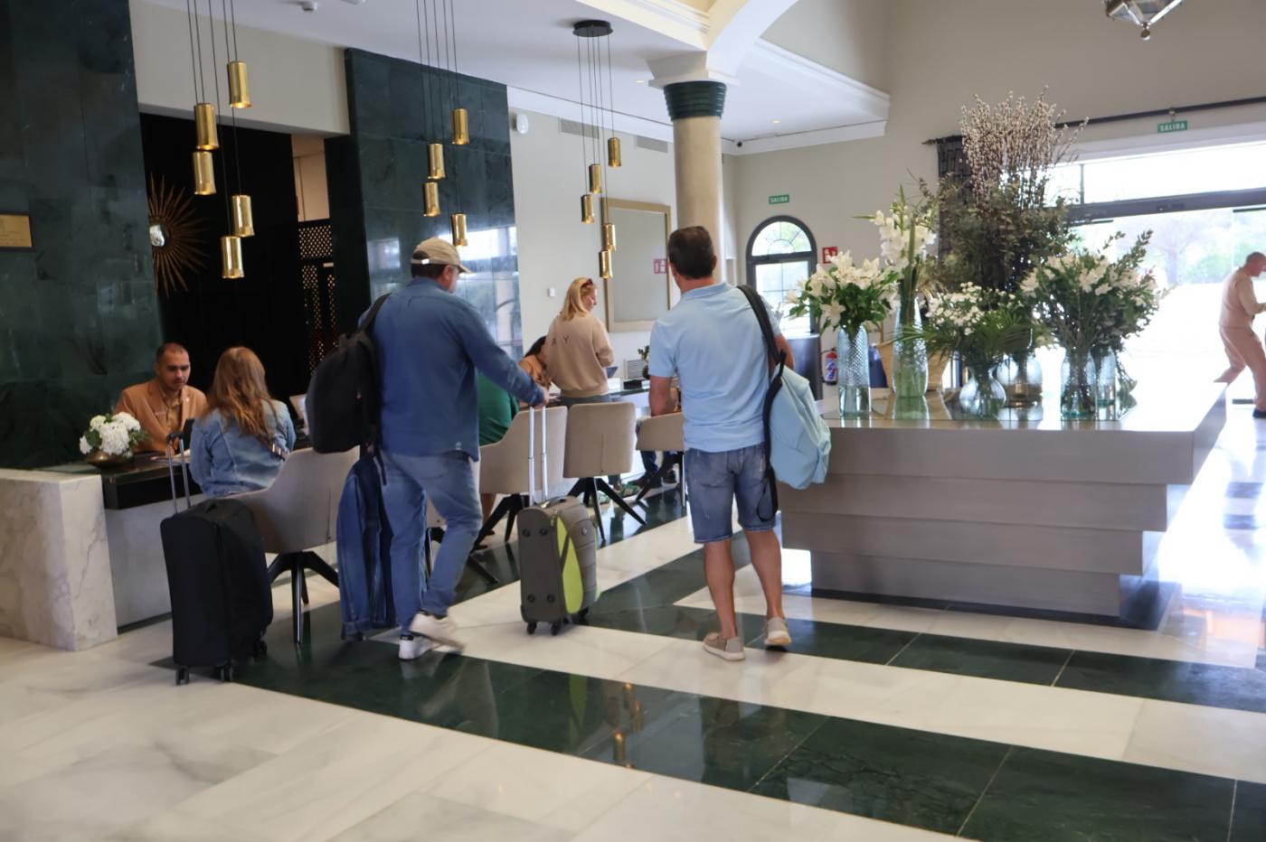 Los hoteles de Chiclana crecen en empleo, turistas y pernoctaciones en junio  